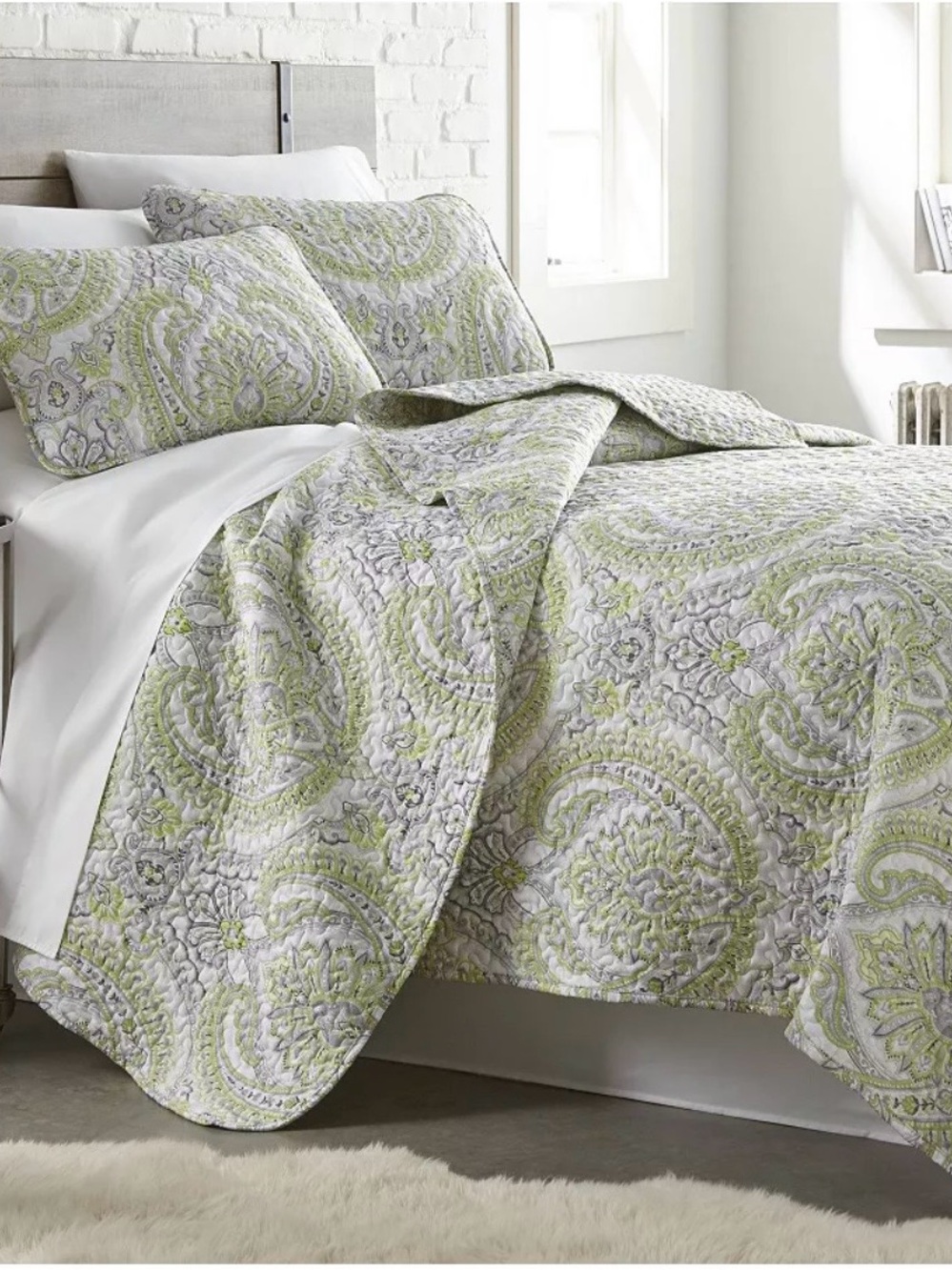King Paisley Quilt & 2 Sham Set in Light Green and Gray